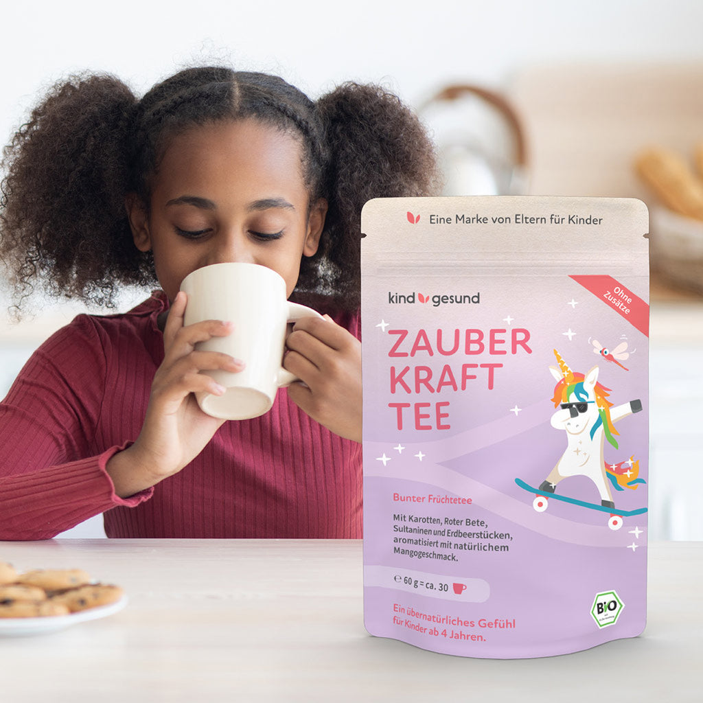 Vorderseite Verpackung Kinder Tee Zauberkraft von kindgesund und Kind trinkt Tee
